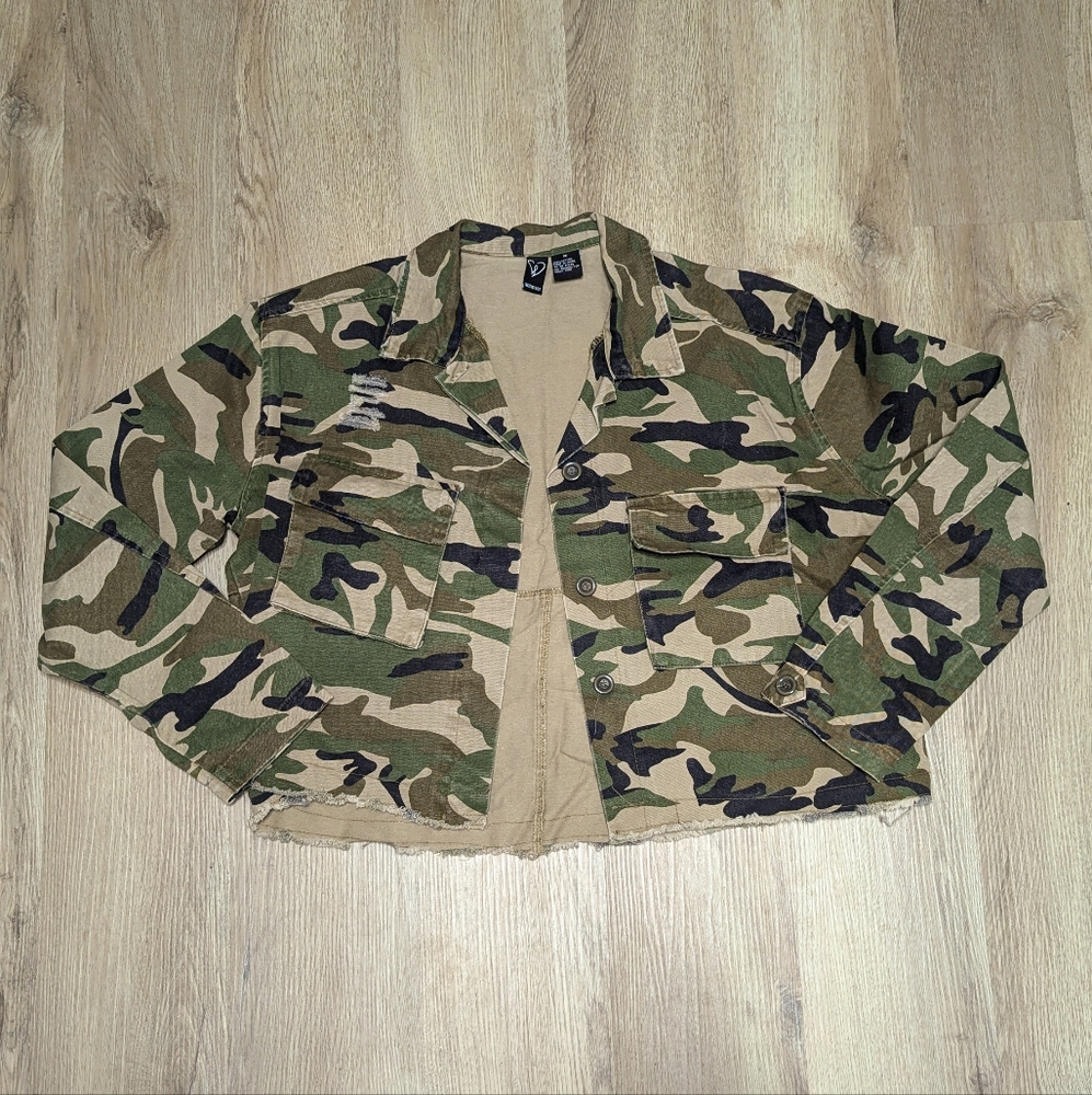 SOLD 🚫 WINDSOR 🪖 Camo Camouflage Distressed Cropped Jacket 100% Cotton, Size M